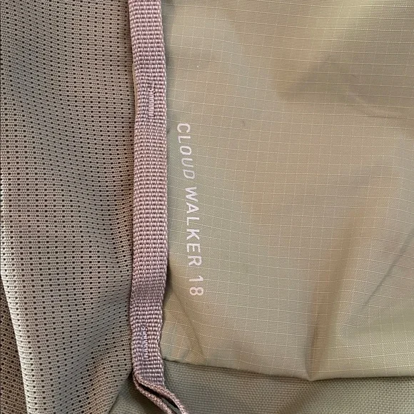 Camelbak Green Cloud Walker 18 Daypack with Mesh Side Pockets - Picture 2 of 5